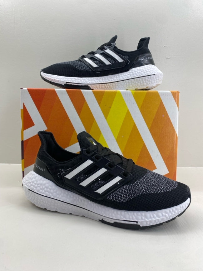 Adidas UltraBoost - Preto-Branco