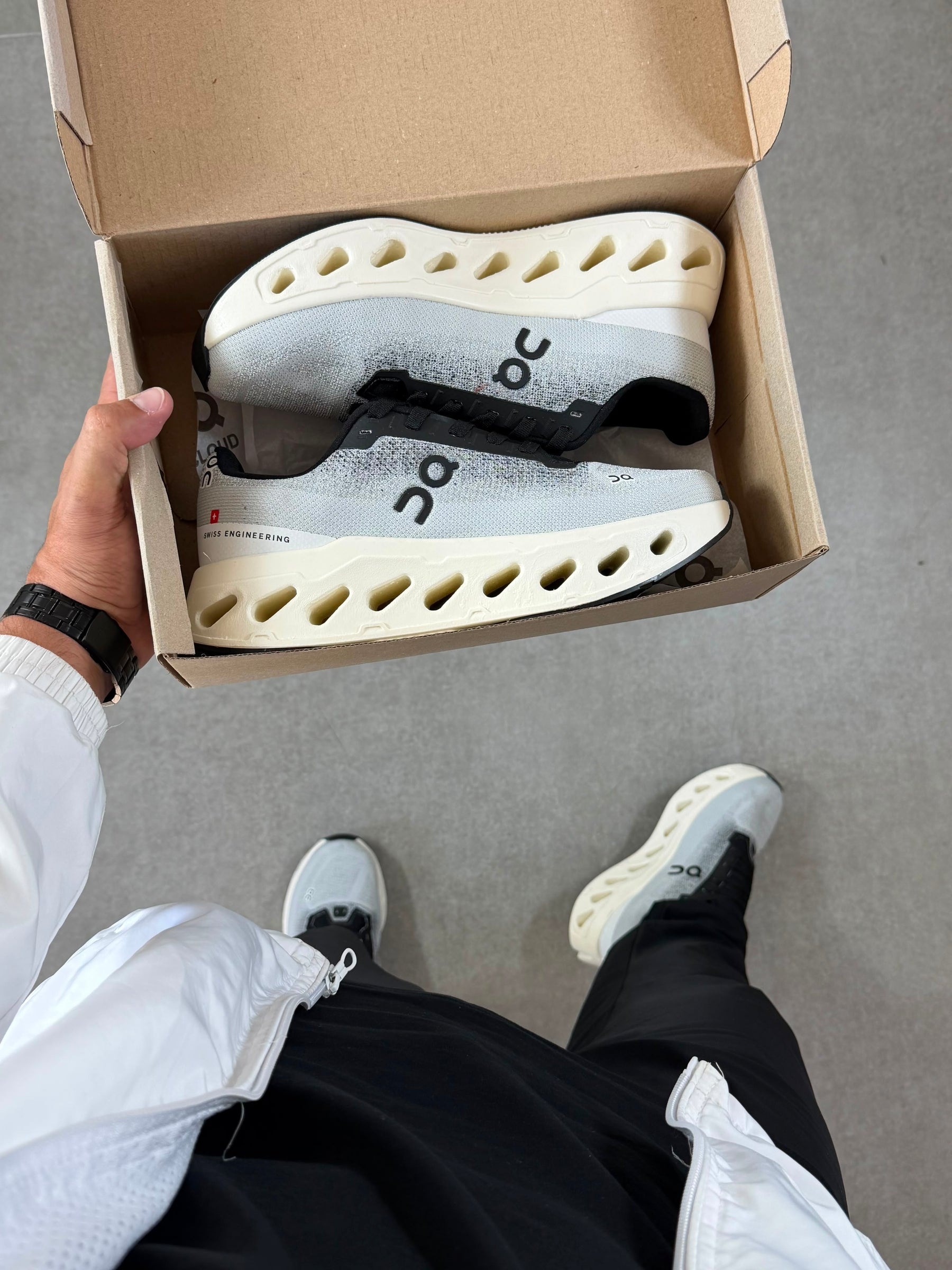 Tênis On Cloudsurfer Importado Branco Preto Masculino