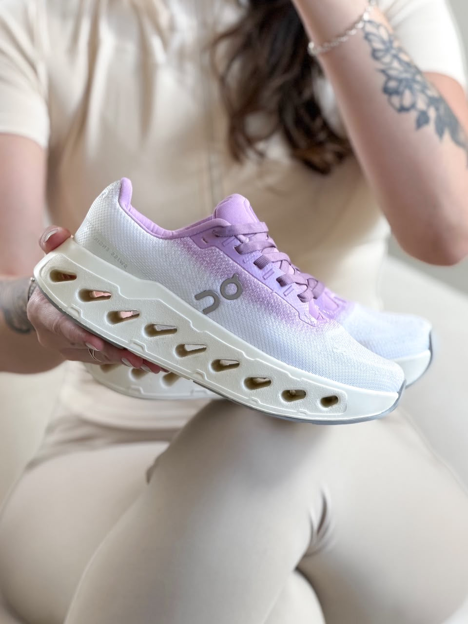 Tênis On Cloudsurfer Importado Branco lilas feminino